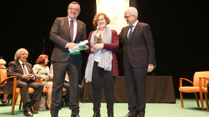 Luz Pelayo con el galardón otorgado a Proyecto Algas.