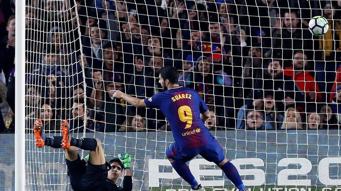 El delantero del Barcelona Luis Suárez da las gracias a Coutinho, de quien recibió el pase para anotar el 4-1 en el Camp Nou.