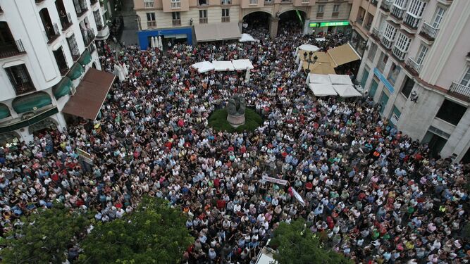 La Plaza de la Iglesia, llena durante la concentración en memoria del policía Víctor Sánchez, en junio de 2017.