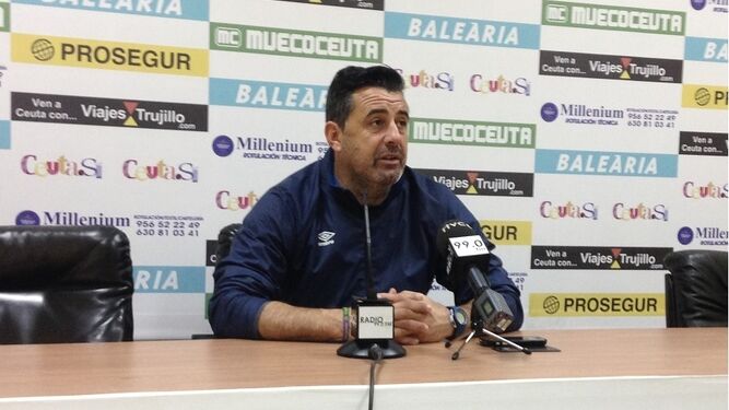 Juan Ramón Martín, entrenador del Ceuta, en rueda de prensa.
