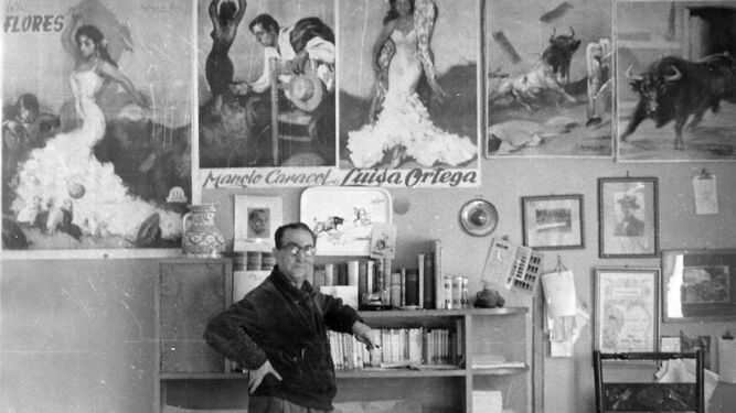 Andrés Martínez de León posa en su estudio, rodeado de carteles de Lola Flores, Manolo Caracol y Luisa Ortega.
