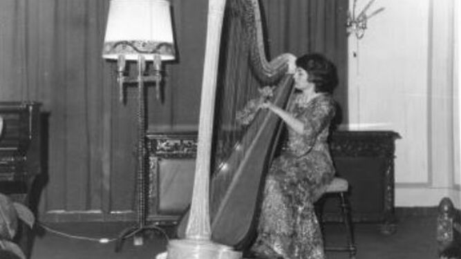 Giselle Herbert, al arpa, en un recital en 1975.
