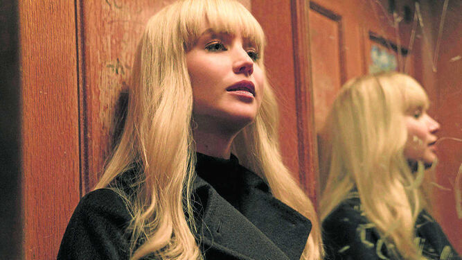 Jennifer Lawrence interpreta a una bailarina reclutada por los servicios secretos rusos.