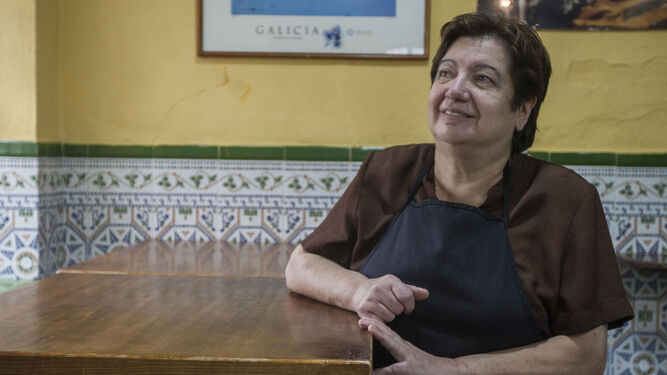 Elvira Loureiro, en una de las mesas de su local, La Gallega.