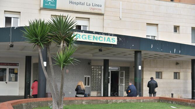Entrada al área de Urgencias del hospital de La Línea.