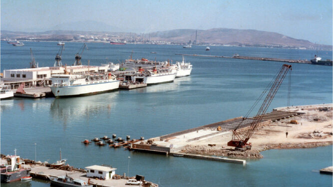 Obras de ampliación del muelle de la Isla Verde en el año 1980.