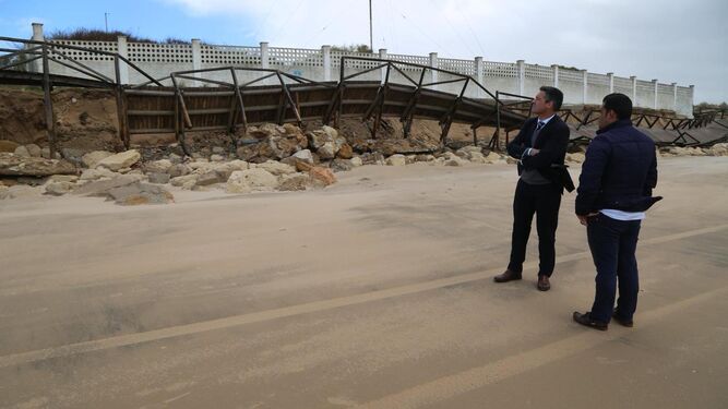 El alcalde observa algunos de los desperfectos causados en las playas por 'Emma'.