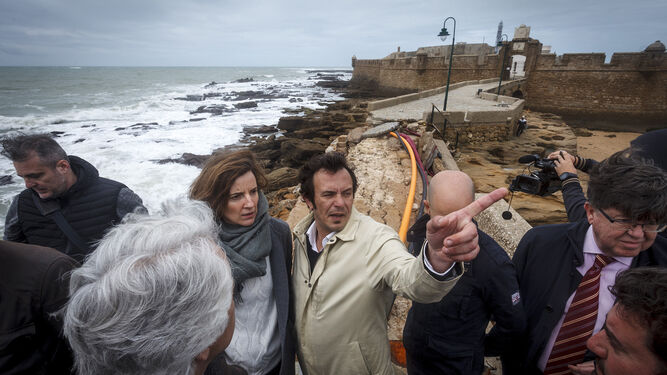 El alcalde de Cádiz, José María González, explica en el Paseo Fernando Quiñones los daños del temporal a la directora general de Costas, Raquel Orts.