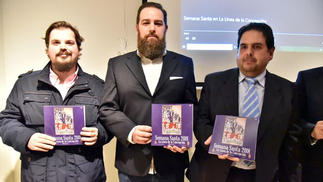 Ildefonso Pérez, Víctor Soldevilla (autores de la exposición) y Juan Correa, con la revista.