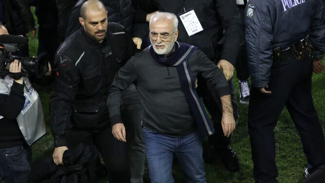 Momento en el que el presidente del PAOK Salónica, Ivan Savvidis, abandona el campo escoltado.