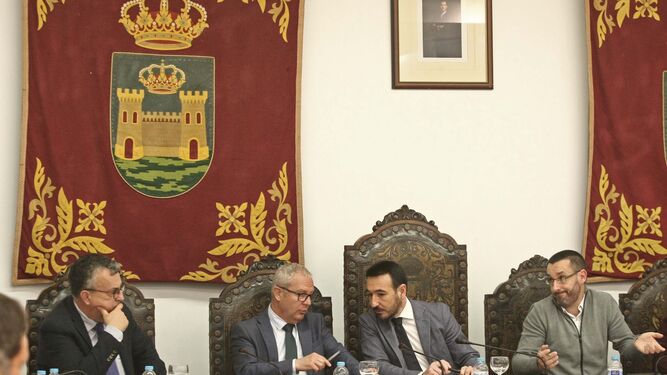 Ángel Gavino, Juan Luis Belizón, Fernando López Gil y Juan Franco, ayer durante la reunión celebrada en La Línea.