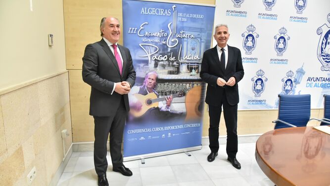 El alcalde, José Ignacio Landaluce, y el consejero de Cultura de la Junta, Miguel Ángel Vázquez Bermúdez, este viernes en Algeciras.