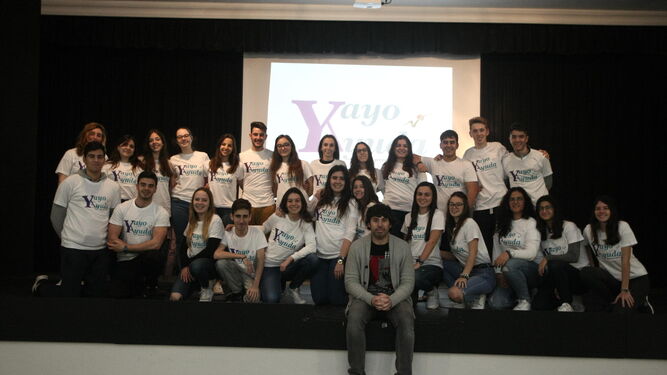 Jorge Acedo, al frente de los 25 alumnos que forman el proyecto YayoAyuda, en el salón de actos del instituto Isla Verde de Algeciras.
