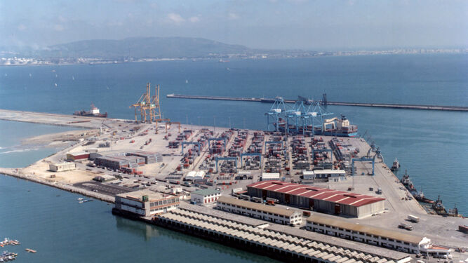 Fotografía aérea del muelle del Navío con las obras de prolongación en marcha, en 1990.
