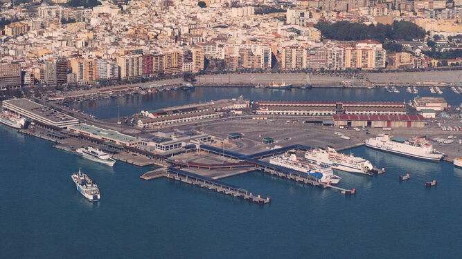 Pantalanes de la nueva terminal de pasajeros, en 1997.