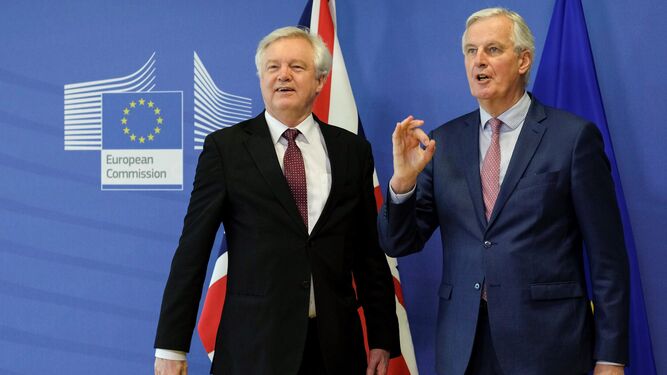 David Davis y Michel Barnier, antes de la comparecencia en Bruselas, ayer.