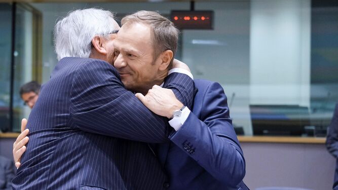 Jean-Claude Juncker (i) saluda a Donald Tusk ayer en Bruselas.