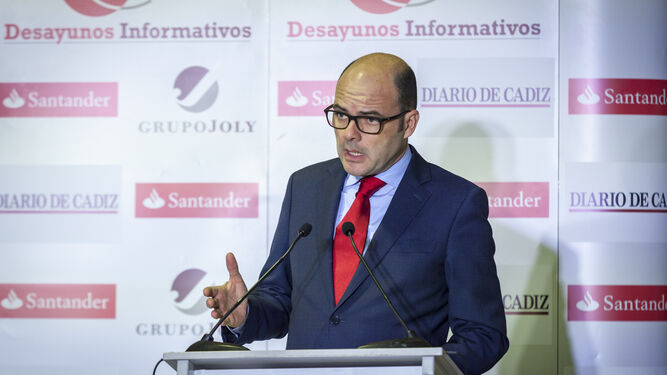 El director territorial de Banco Santander en Andalucía, Justiniano Cortés, ayer en el desayuno informativo.