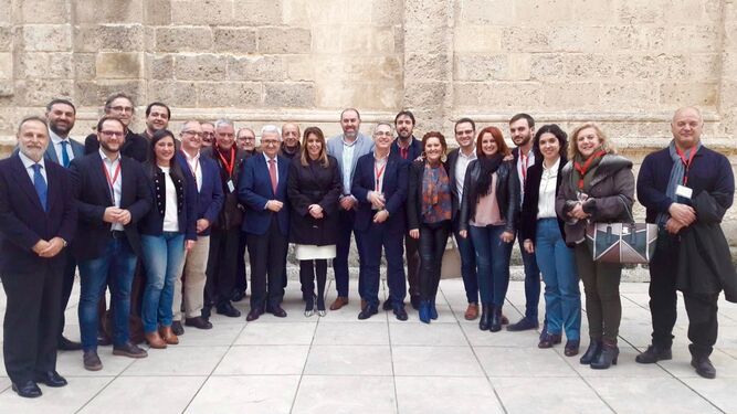 Representantes del PSOE y de colectivos de la comarca, junto a Susana Díaz y Jiménez Barrios, ayer en el Parlamento andaluz.