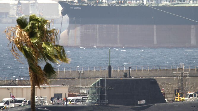 El submarino británico de la Royal Navy "HMS Ambush", de propulsión nuclear, en el puerto de Gibraltar en 2016.