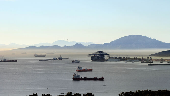 El Estrecho de Gibraltar, para mirarlo, respirarlo y vivirlo, una frontera siempre presente en Algeciras.