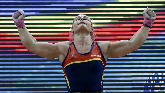 La halterófila española Lydia Valentín levanta triunfante los brazos después de lograr el oro en el total olímpico de los Europeos de Bucarest.