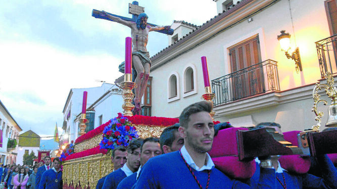 ¡Los cargadores del Santísimo Cristo de la Buena Muerte de Los Barrios, poco después de iniciar su salida procesional.