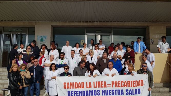La concentración a las puertas del hospital de La Línea, ayer.