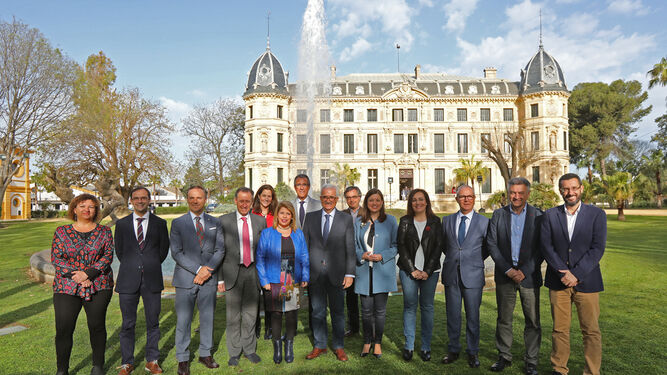 Los responsables de los ocho mayores ayuntamientos de la provincia, junto a Jiménez Barrios, ayer en Jerez.