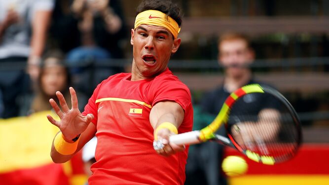 El tenista español Rafa Nadal ejecuta un 'drive' durante el partido que disputó frente al tenista alemán Philipp Kohlschreiber.