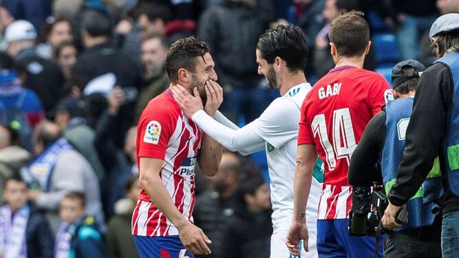 Koke e Isco bromean en el último Real Madrid-Atlético de Liga.