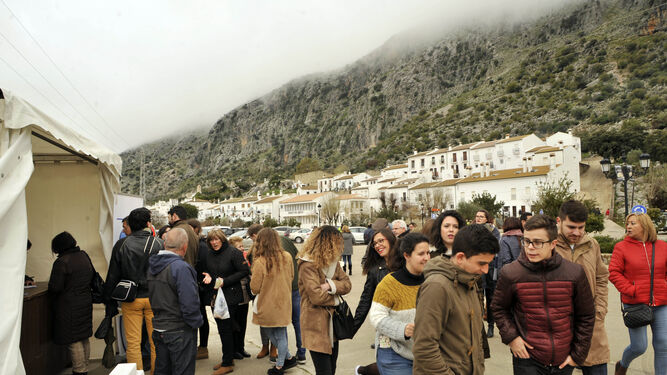 Los visitantes probaron quesos de Asturias y Guipúzcoa, de queserías invitadas a la feria.