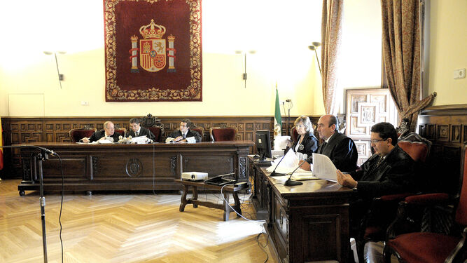 Una imagen de la Sala del TSJA que enjuició a Serrano y el abogado Iñigo Moreno Lara.