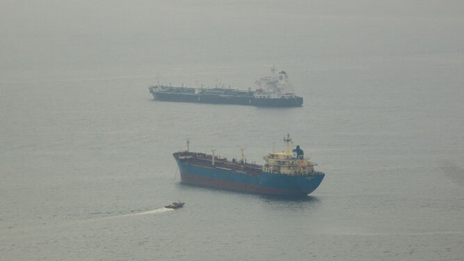 Dos buques, en el Estrecho de Gibraltar.