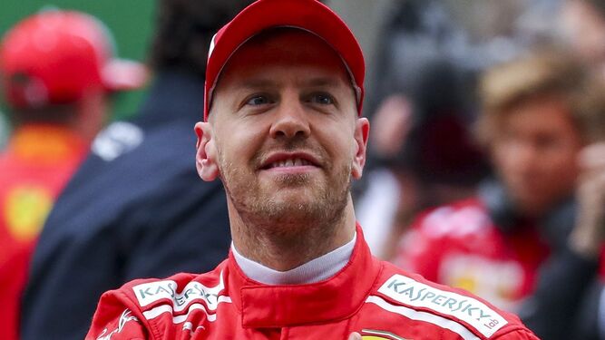 El piloto alemán de Ferrari, Sebastian Vettel, saluda a los hinchas en Shanghái.