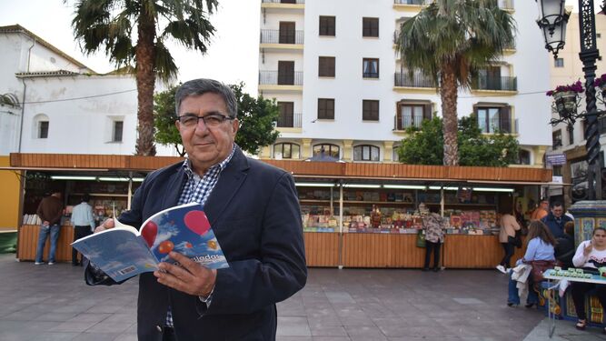 Juan Antonio Palacios hojea su trabajo, ayer, en la Feria del Libro de Algeciras.