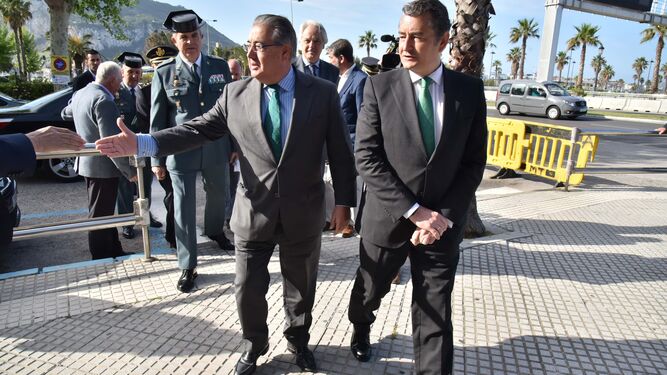 El ministro del Interior, Juan Ignacio Zoido, y el delegado del Gobierno, Antonio Sanz, ayer en un acto en La Línea.