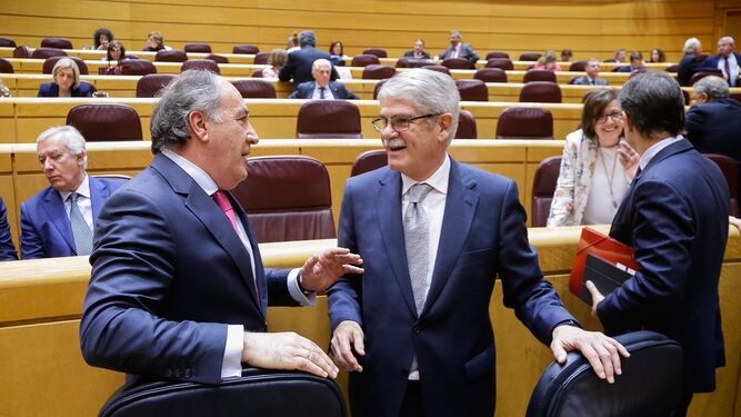 El alcalde y senador José Ignacio Landaluce conversa con el ministro Alfonso Dastis en el Senado.