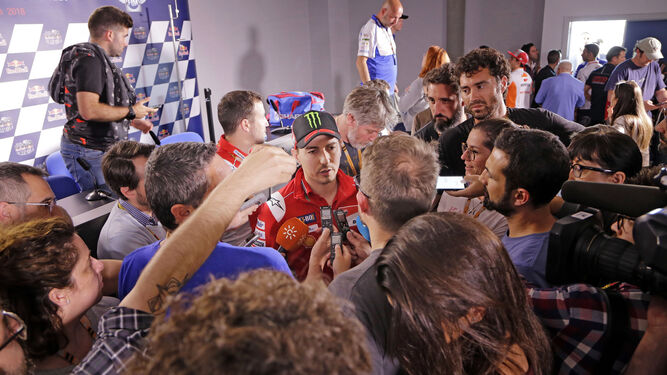 El piloto mallorquín Jorge Lorenzo atiende a los medios de comunicación tras la rueda de prensa oficial de MotoGP.