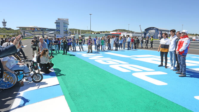 Gelete, Hugo, Pablo y Fonsi Nieto posan junto al indicativo con la nueva denominación del circuito jerezano.