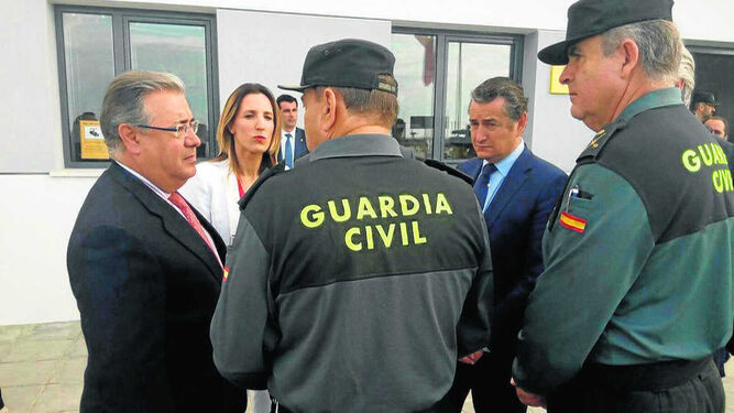 El ministro Juan Ignacio Zoido, junto a la alcaldesa de Chipiona, Isabel Jurado, y el delegado del Gobierno, Antonio Sanz.