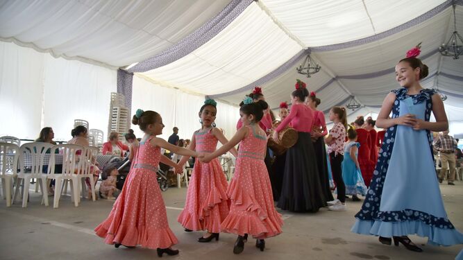 Un grupo de niñas baila en la caseta municipal, ayer.