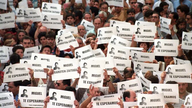 Manifestación en Ermua tras el secuestro de Miguel Ángel Blanco y antes de que fuera asesinado.