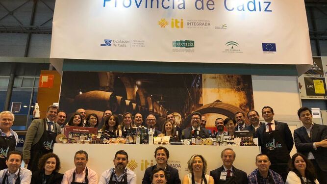 Representantes de empresas de la provincia de Cádiz que han acudido al Salón de Gourmets, con la presidenta de la Diputación, ayer en Madrid.
