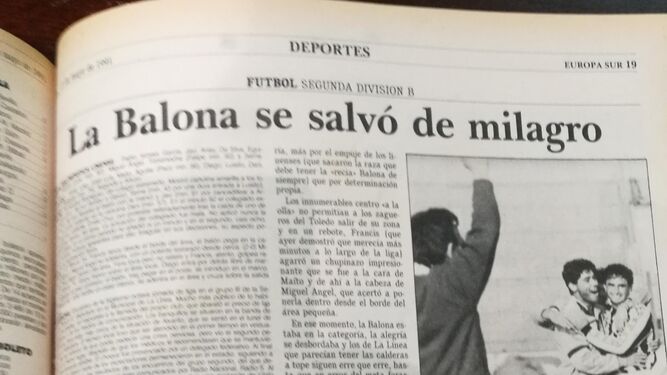 Manuel Monteagud y Paco Becerran festejan la agónica salvación de 1991.