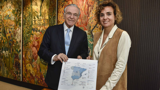Isidro Fainé y Dolors Montserrat con el mapa donde se desarrolla el programa.