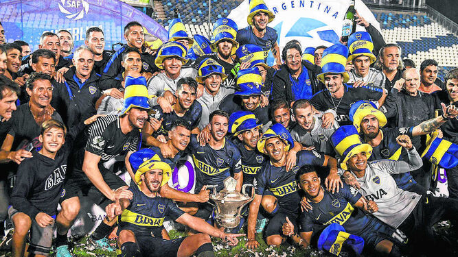 Boca Junior celebra el título de campeón de la Liga Argentina tras empatar a dos ante Gimnasia en La Plata.