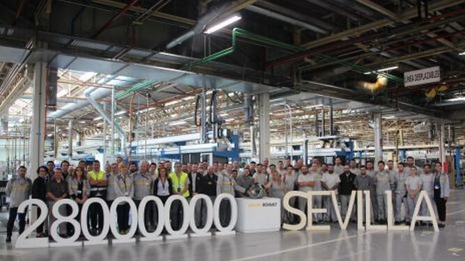 Foto de familia de los empleados de la factoría sevillana de Renault.