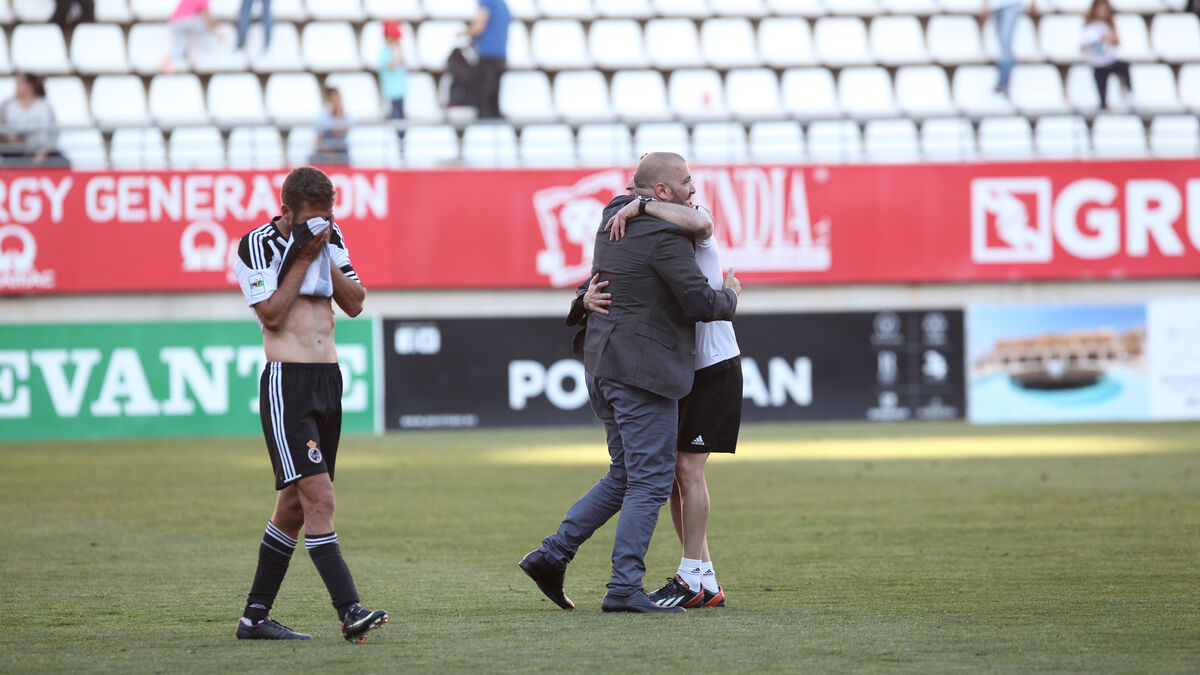 Pandalone se abraza con uno de sus auxiliares, mientras Ismael Chico se seca las lágrimas con la camiseta, al final del encuentro ayer en Murcia.