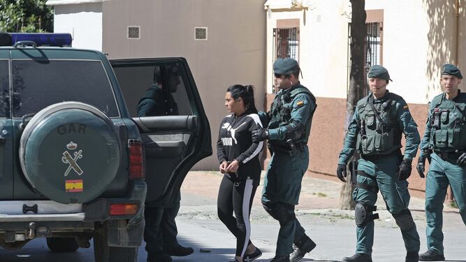 Un agente del GAR conduce a la mujer detenida hasta un vehículo de la Guardia Civil.